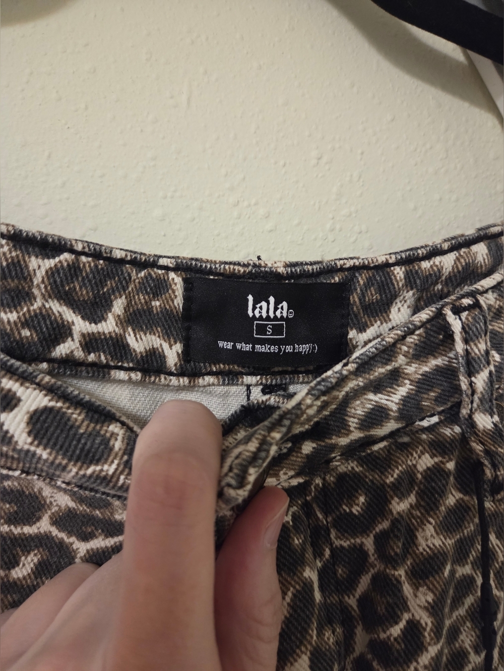 Dressed In LALA Effortlessly Cool Wide Leg Denim in Worn-In Leopard S (NWT) - Picture 2 of 3